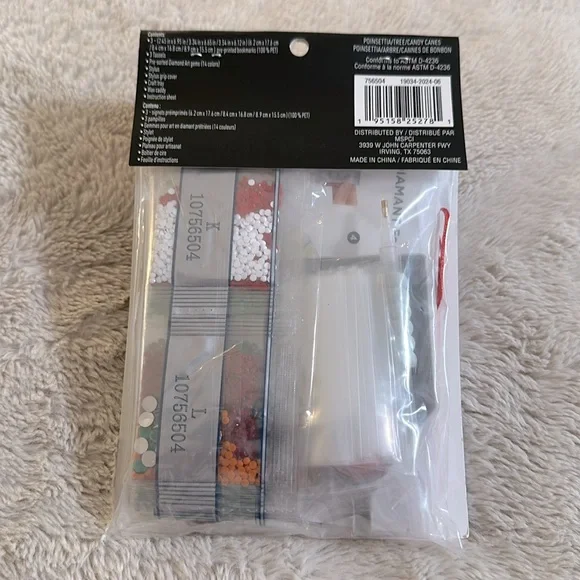 NWT MAKE MARKET, Makes 3 Fabrique
Holiday Diamond Art Bookmark Kit - Picture 3 of 4